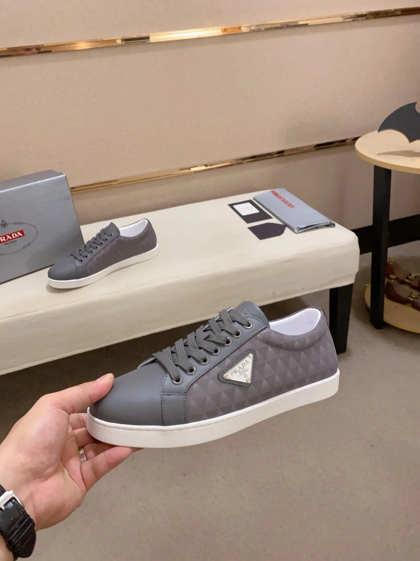Men's shoes 💰 580💰 ✔️✔️✔️High-quality new PRADA counters are launched at the same time. The new men's shoes and 😘fabrics are selected from first-layer cowhide and are made by pure handicrafts. Lining: Full cowhide lining. 👍🏿 High-end ☄️ air-cushion molded anti-slip rubber outsole, exquisite lines, simple and elegant, comfortable and high-end for leisure travel. Code number: 38 to 44 (45 can be customized)